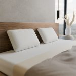 Oreiller orthopédique Ortho-Cervicale – mise en scène chambre, sommeil réparateur